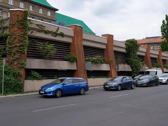 Cochera cubierta en edificio céntrico, portón automático