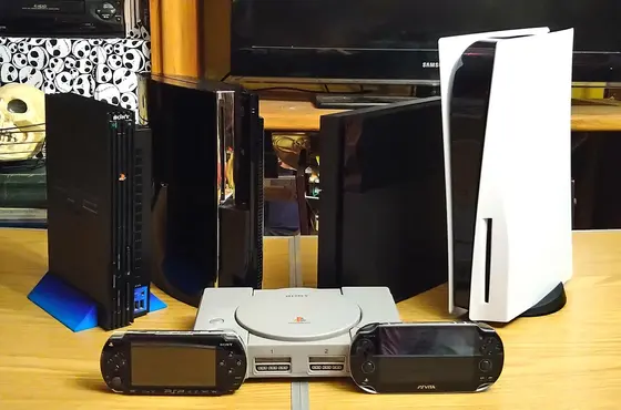 PlayStation 5 con lector + 2 joysticks + 3 juegos